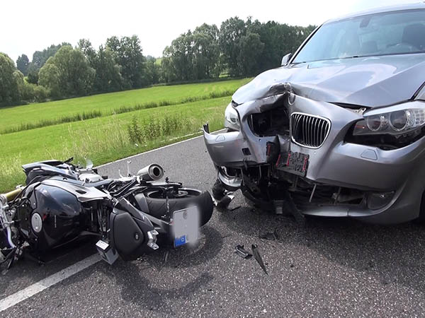 Verkehrsunfall mit schwerverletztem Motorradfahrer