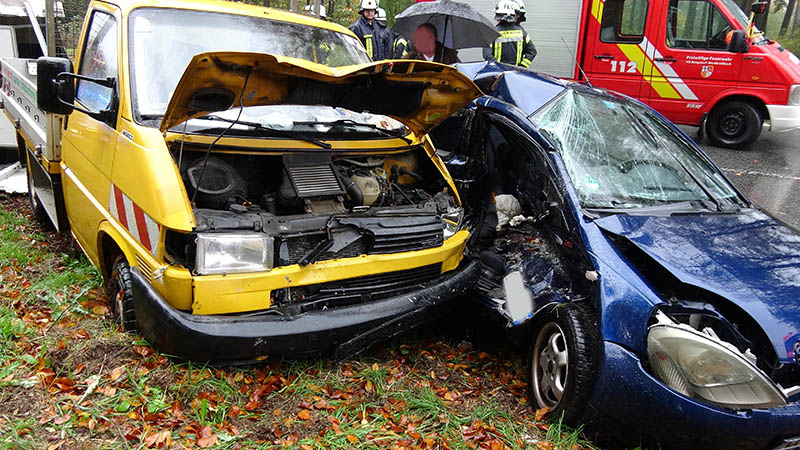 Schwerer Verkehrsunfall auf B 256 zwischen Bonefeld und Straenhaus