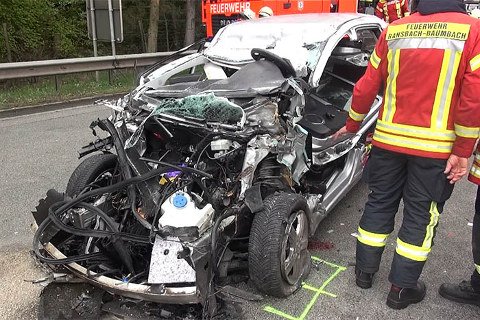 A 48: PKW fhrt unter LKW - Fahrer schwer verletzt