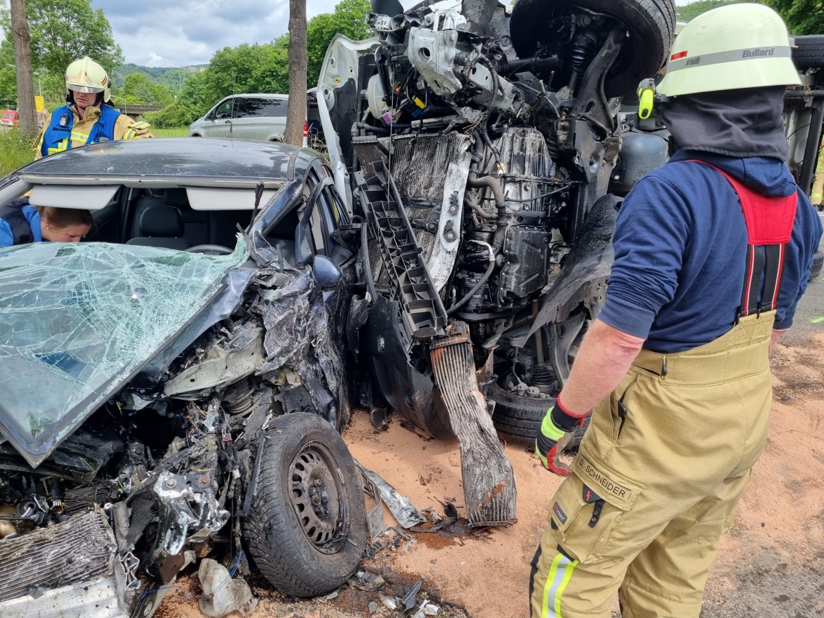 Ein schwerer Verkehrsunfall ereignete sich auf der B62. (Foto: VG-Feuerwehr Kirchen)