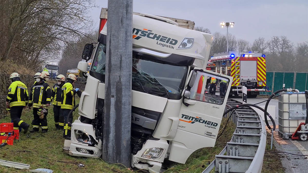 Gefahrgut-Transporter kommt von A3 ab und kracht gegen Strommast