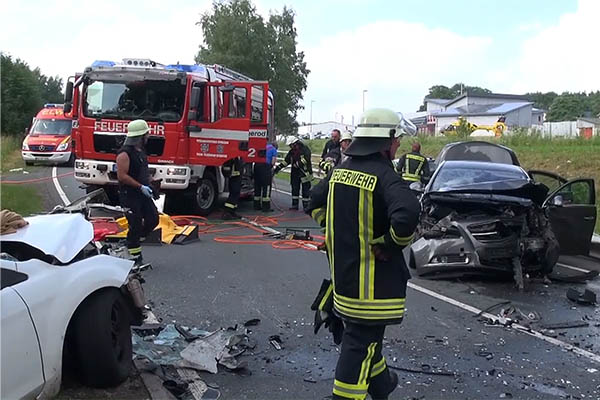 Sechs Schwerverletzte - drei Rettungshubschrauber im Einsatz