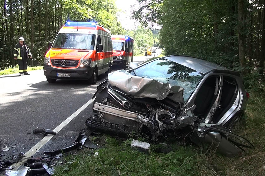 Tdlicher Unfall auf B 8 bei Schenkelberg