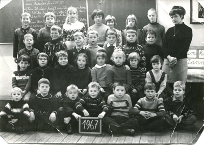 Das 1967 entstandene Foto zeigt die Jahrgnge 1958 bis 1960 der damals noch katholischen Volksschule mit Lehrerin Ingemarie Geimer. Foto: Archiv Linke