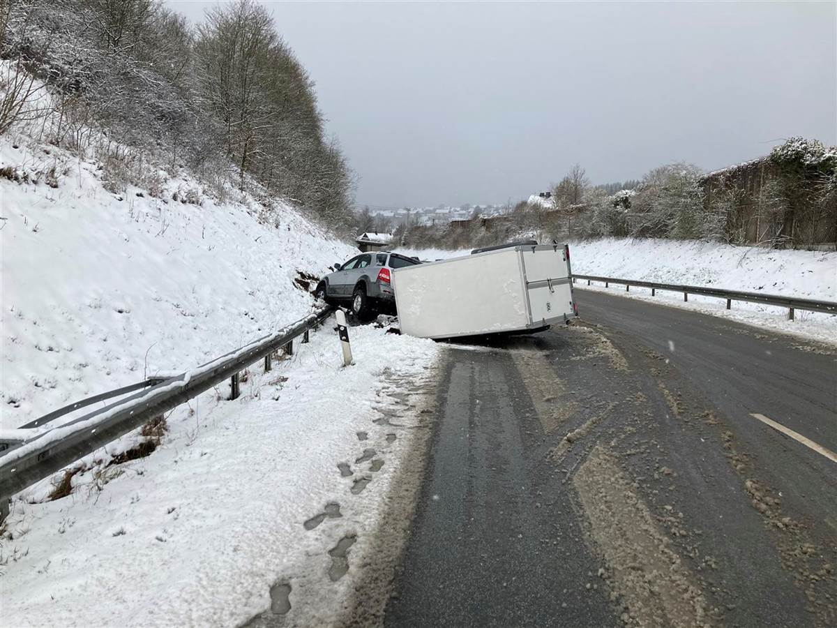 Verkehrsunfall in Niederfischbach auf der L 280 (Foto: Polizei) 