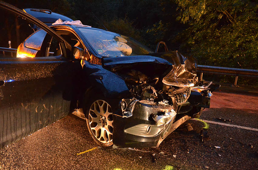 Im Regen zu schnell  Unfall mit zwei Verletzten