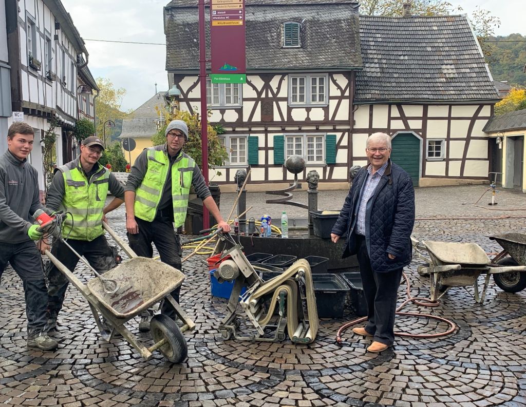 Am Eschenbrenderplatz, volkstmlich Oberer Markt, in Unkel wird noch bis voraussichtlich 8. November 2021 das Natursteinpflaster repariert und ausgefugt. Stadtbrgermeister Gerhard Hausen berzeugte sich vor Ort davon, dass die Renovierungsmanahmen planmig verlaufen. Foto: Kulturstadt Unkel / Thomas Herschbach