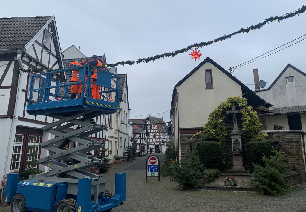 32 Herrnhuter Sterne illuminieren die Historische Unkeler Altstadt zwischen Ecke Frankfurter Strae / Von-Werner-Strae und Historischem Rathaus. Foto: Kulturstadt Unkel / Thomas Herschbach