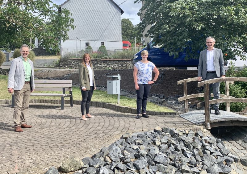 In Unnau trafen sich v.l.n.r.: VG-Brgermeister Andreas Heidrich, Ortsbeiegeordnete Sarah Seiler, Ortsbrgermeisterin Iris Wagner und SPD-Abgeordneter Hendrik Hering. Foto: privat