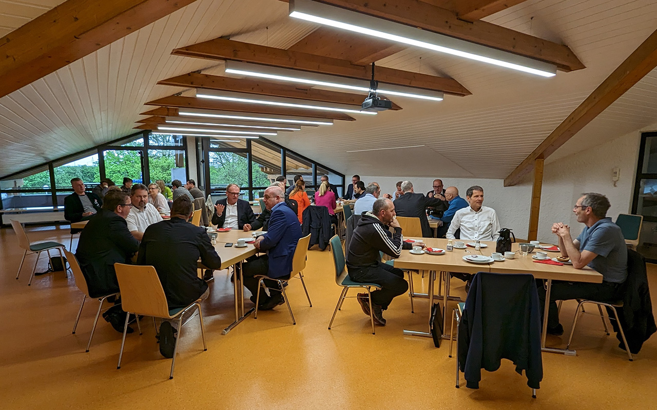 Beim Unternehmerfrhstck netzwerkelten die Besucher. (Foto: Peter Fischer) 