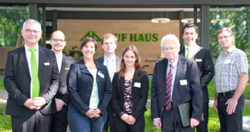 Veranstalter und Gastgeber freuen sich ber das Interesse der Teilnehmer: (von links) Georg und Benedikt Huf, Katharina Schlag, Peter Mller, Stefanie Weber, Winfried Heibel (Schtz), Christoph Schmidt (Huf Haus) und Dieter Oppenhuser. (Foto: Veranstalter) 