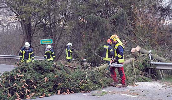 Die Feuerwehren waren teilweise im Dauereinsatz. (Foto: kk)