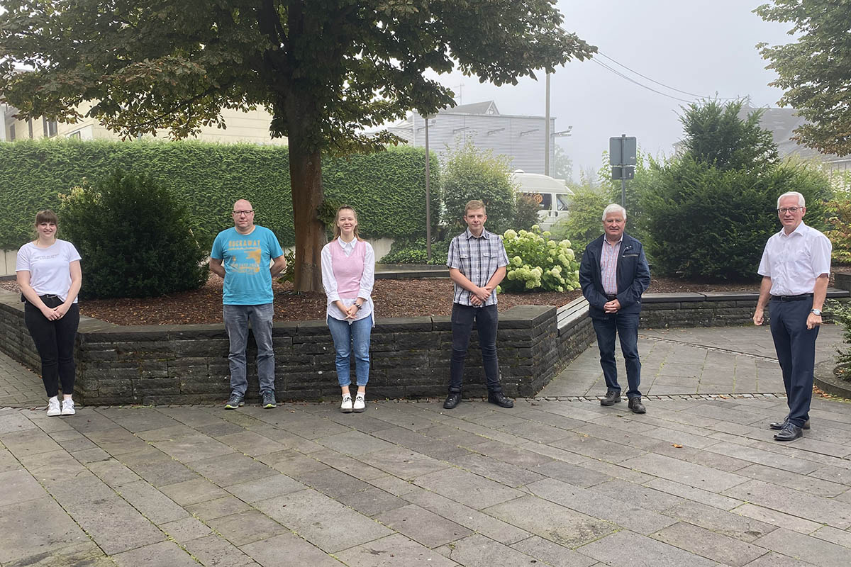 Von links: Samantha Schmidt (Personalrat), Markus Rick (EDV-Administrator und Ausbilder), Naomi Delporte, Marvin Weller, Eckhard Gnner (Werkleiter), Brgermeister Volker Mendel. Foto: VG Puderbach
