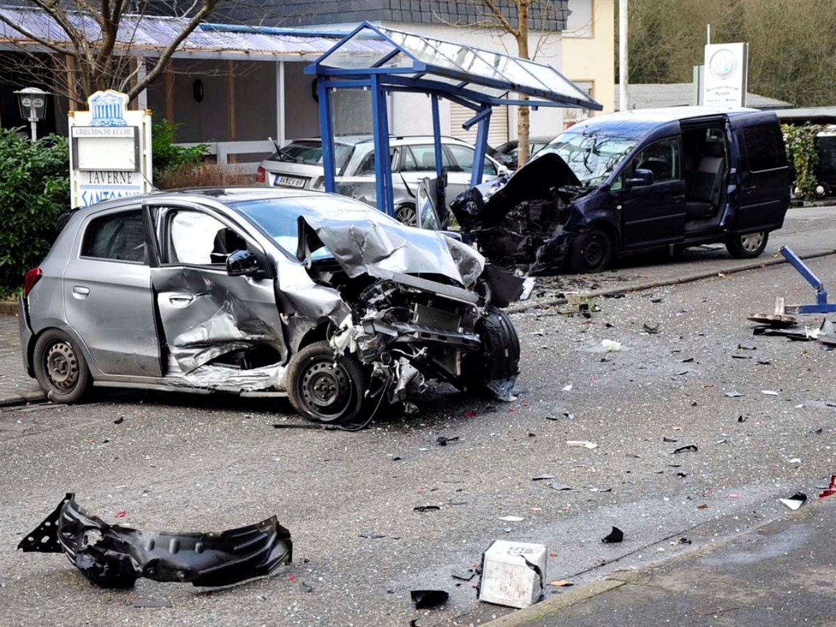 Bei dem Verkehrsunfall in Steinebach/Sieg wurden vier Fahrzeuge erheblich beschdigt. Die beiden Beteiligten wurden glcklicherweise nur leicht verletzt. (Fotos: kk)