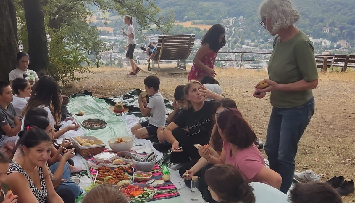 Die Kurdinnen genieen beim Picknick die Aussicht der Erpeler Ley. (Fotos: Utamara)