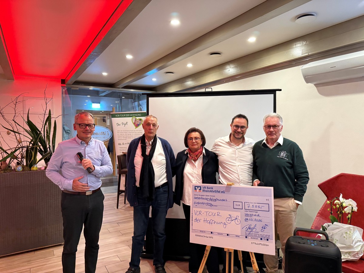 J�rgen Gr�nwald, Dirk, Hannelore "L�rchen" und Karl Paganetti durften sich mit dem VOR-TOUR-Vorsitzenden Bernhard Sommer (von rechts) �ber eine gro�e Spendenbereitschaft freuen. (Foto: Volker Jungbluth/VOR-TOUR der Hoffnung)