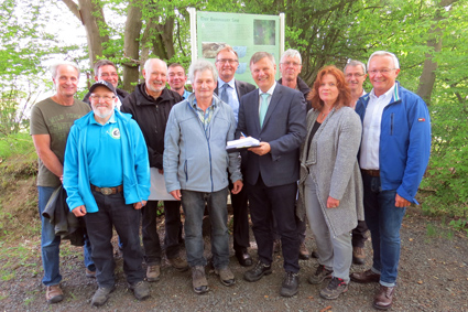 Dr. Ulrich Kleemann (Mitte rechts), Präsident der SGD Nord, und Robert Klein (Mitte links), Vorsitzender des ANUAL, unterzeichneten die Rahmenvereinbarung zum Schutz des Fauna-Flora-Habitats (FFH)-Gebietes „Asbacher Grubenfeld". Foto: Privat
