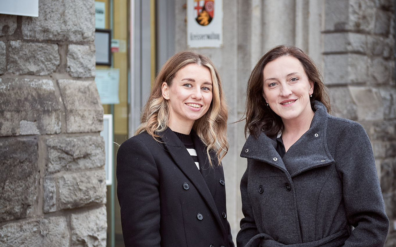 Foto: Krystyna Valko (links) und Olga Sajun untersttzen Flchtlinge bei Behrdengngen. (Foto: DI-Studio)