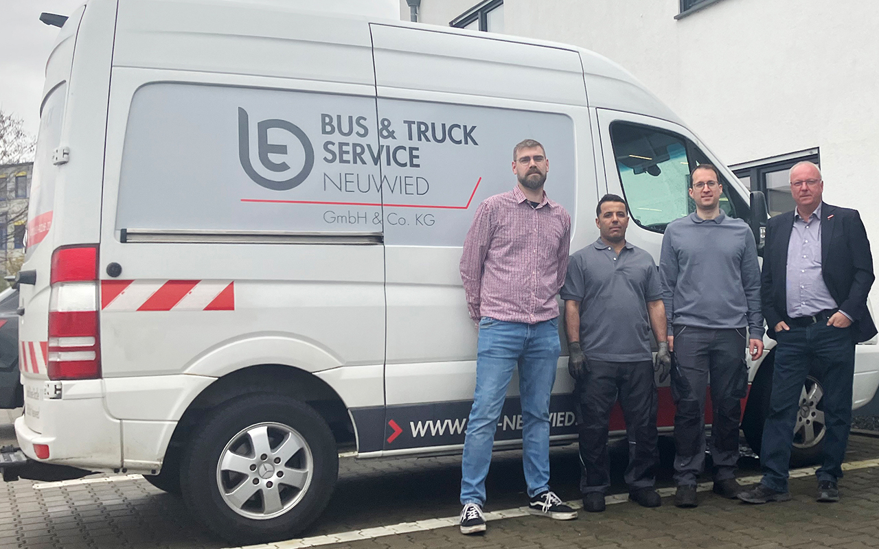 Geschftsfhrer Sven Dillschnitter vom Unternehmen "Bus und Truck (von links), neben ihm Hashim Al Nejadi und Oliver Karbach (Bus & Truck) sowie Stefan Hrsch von der HwK Koblenz. (Foto: Fa. Bus und Truck Service)