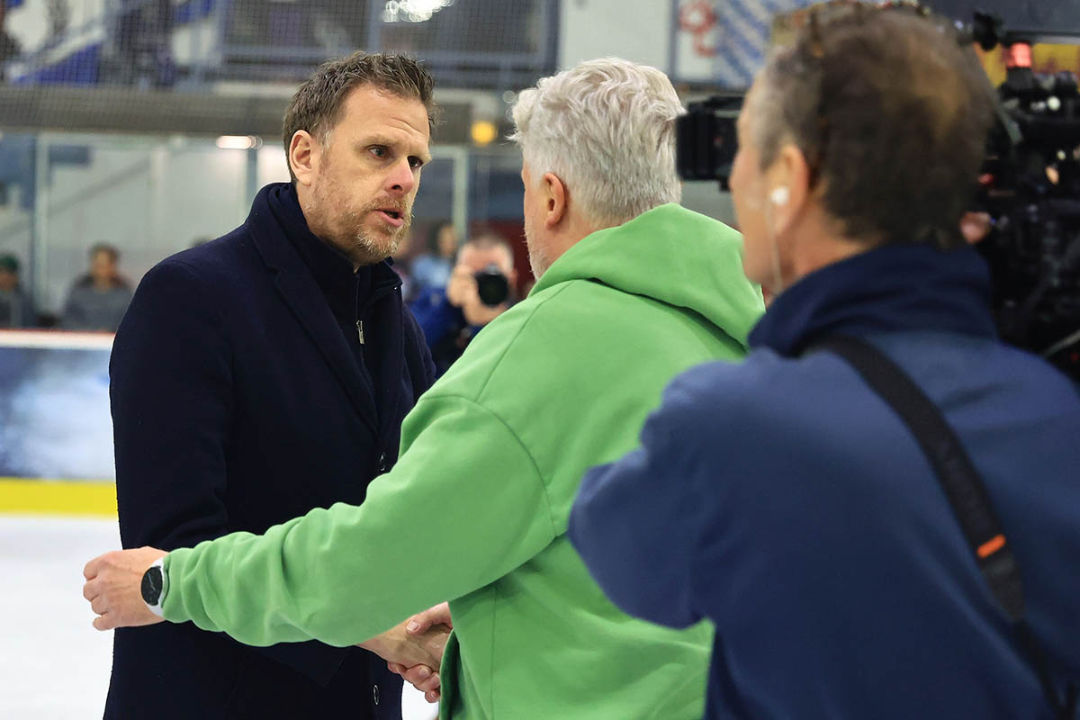 Unmittelbar nach dem fnften Finale gratulierte Jeffrey van Iersel Leos Sulak zum Gewinn der Meisterschaft. Jetzt wird er sein Nachfolger in Neuwied. Foto EHC