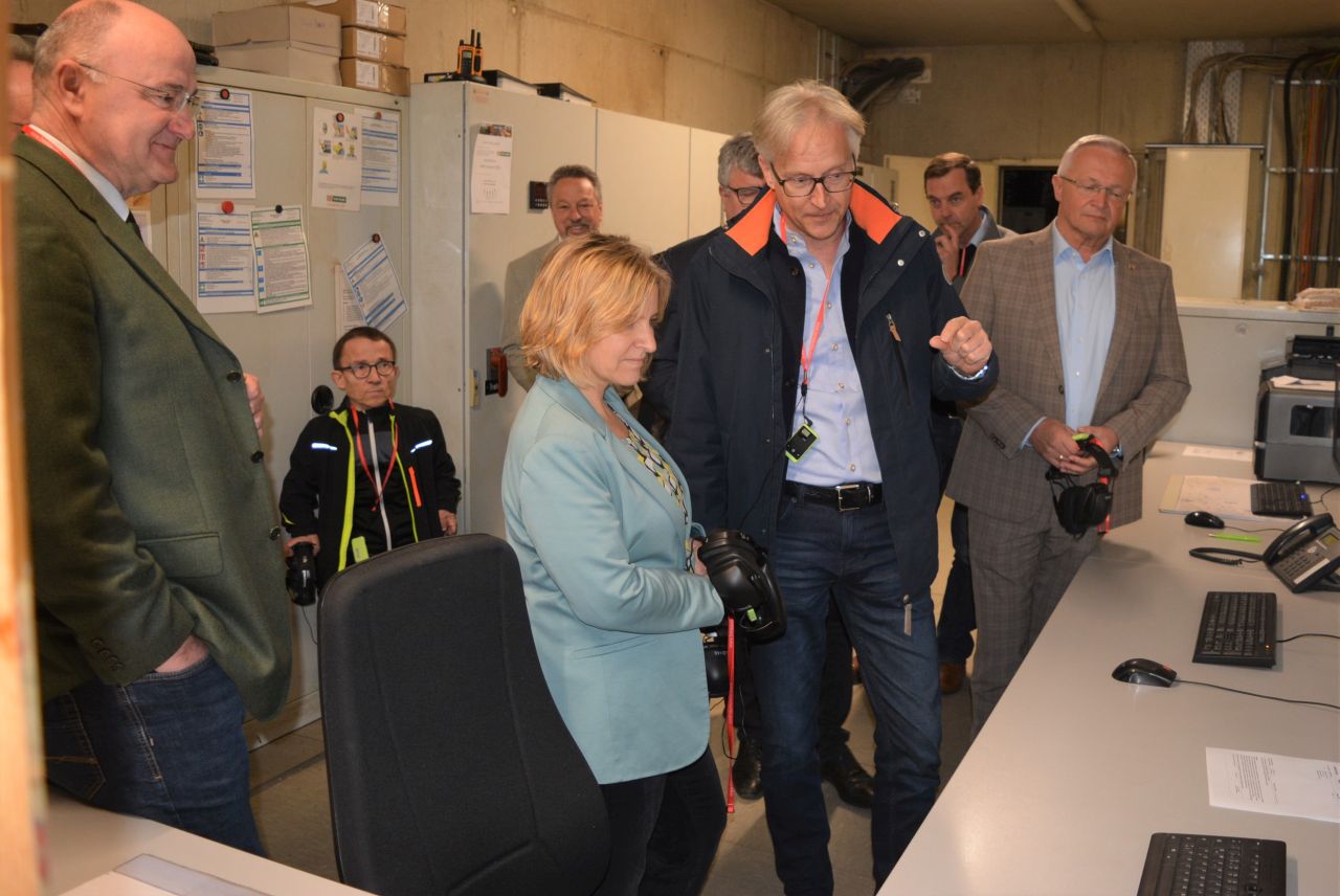 Karin Eder, Staatsministerin fr Umwelt- und Klimaschutz, war in Oberhonnefeld zu Besuch und nahm sich Zeit bei der Vorstellung eines neuen Verfahrens bei van Roje. Fotos: Wolfgang Rabsch