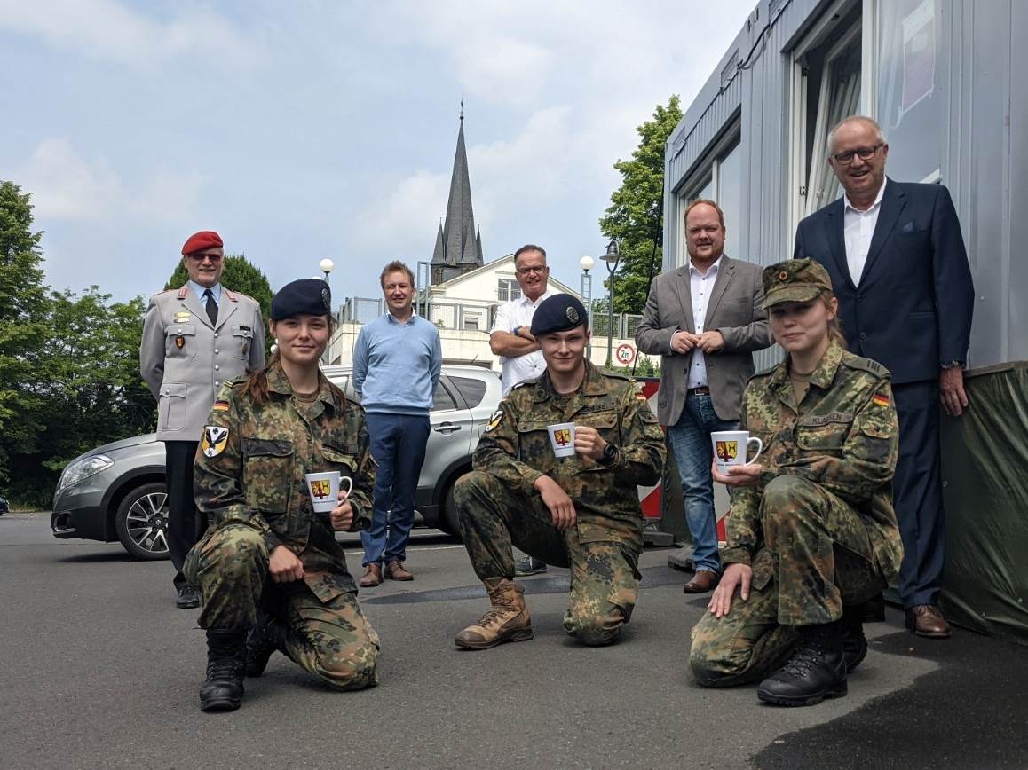 Anlsslich ihrer Verabschiedung am Kirchener Testzentrum gab es stellvertretend fr ihre 33 Kameraden fr Anna-Sophie Gebhardt, Mike Ermecke und Maria Klassen (vorne, von links) viel Dank und Tassen mit dem Kreis-Wappen. Der Verabschiedung wohnten bei (hinten, von links): Oberstleutnant Hans-Jrgen Merten, Nikki Billig (kaufmnnischer Direkter Krankenhaus), Michael Vitocco (Qualittsbeauftragter Krankenhaus), Andreas Hundhausen (Brgermeister Stadt und VG Kirchen) sowie Dr. Peter Enders (Landrat). (Foto: ddp) 