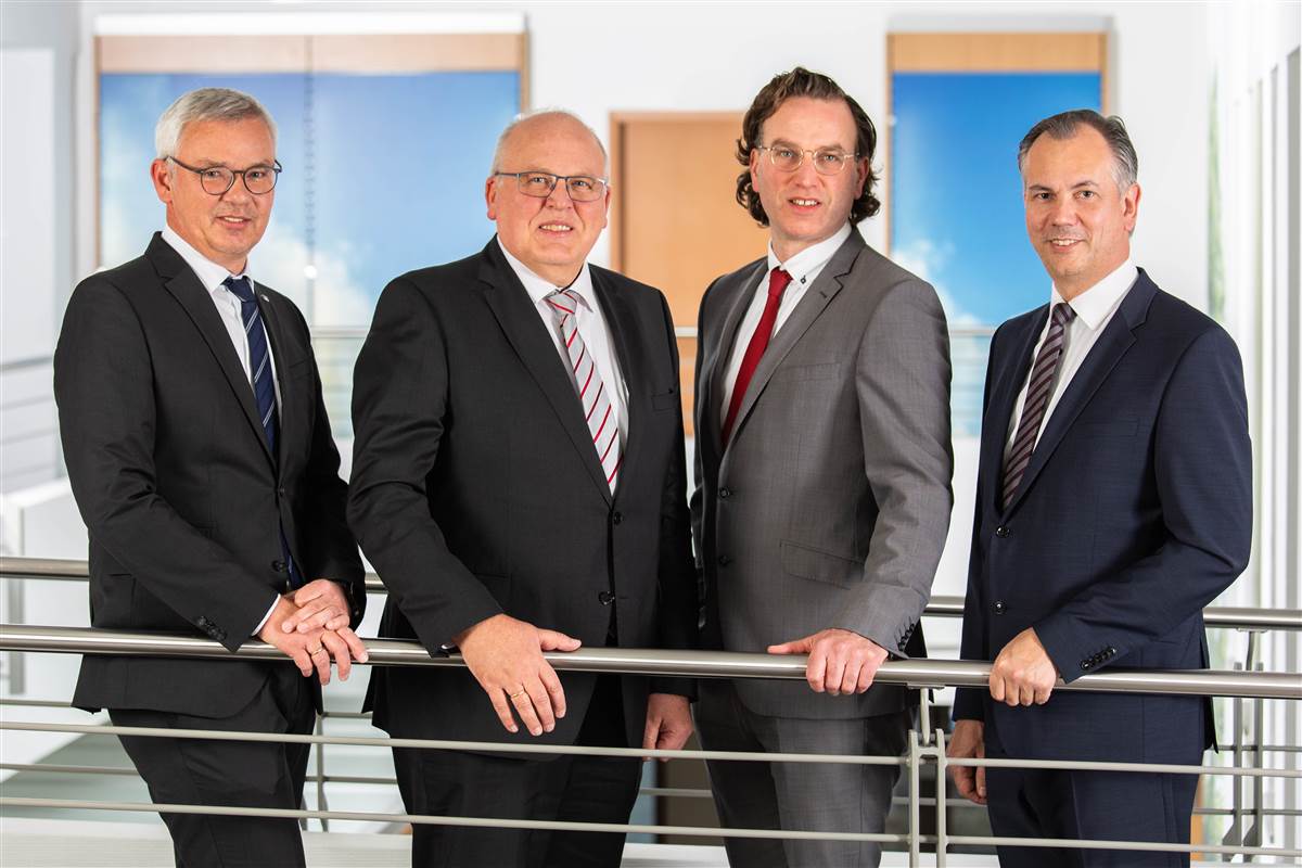 Joachim Kronimus und Martin Bernhardt, Vorstnde der Rosbacher Raiffeisenbank, sowie Sven Gewehr und Thomas Klzer, Vorstnde der Volksbank Hamm/Sieg eG (Foto: Volksbank Hamm) 