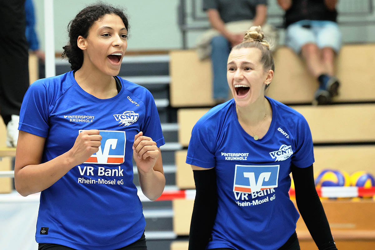 Wrden sich gerne vor gefllten Tribnen ber gelungene Aktionen freuen: Mittelblockerin Haile Watson mit Zuspielerin Isabelle Marciniak in einem Vorbereitungsspiel. Foto: Jrg Niebergall