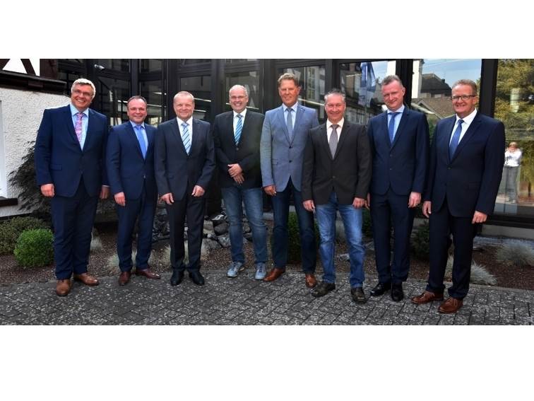 Ein Foto aus Vor-Coronazeiten (von links): Die beiden Vorstandsmitglieder  der Volksbank Daaden, Hans-Joachim Buchen und Dieter Stricker mit den Mitgliedern des Aufsichtsrates, Hubertus Schmidt, Thorsten Sthn, Peter Kober, Thomas Otterbach, Uwe Geisinger und dem Vorsitzenden Volker Sturm. (Foto: Bank)