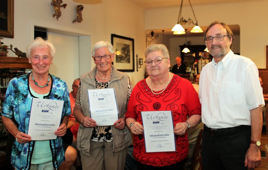 Fr ihre jeweils zehnjhrige Mitgliedschaft im VdK ehrte Vorsitzender Hans Werner Kaiser (rechts) die Mitglieder Gisela Bndgen, Marianne Braun und Marieluise Glas (von links nach rechts). Foto: privat