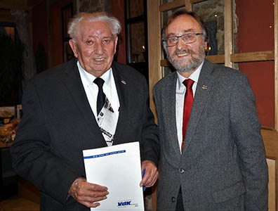 Das seltene 70-jhrige Mitgliedsjubilum konnte Adolf Frhlich (links) feiern, der vom Vorsitzenden Hans Werner Kaiser (rechts) die goldene Treuenadel und Urkunde erhielt. Fotos: pr