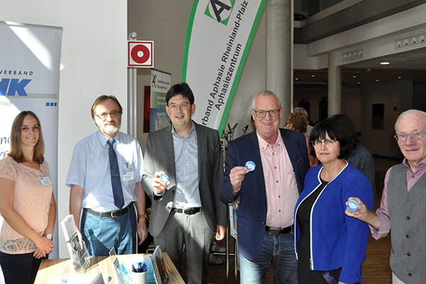 Auf dem Foto am VdK-Infostand sind zu sehen (von links nach rechts): VdK-Mitarbeiterin Verena Claudy, Kreisvorsitzender Hans Werner Kaiser, Brgermeister Michael Mang, Fredi Winter (MdL), Petra Grabis (Vorsitzende Behindertenbeirat Kreis Neuwied), Werner Hammes (VdK-Kreisvorstand). Foto: privat