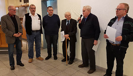 Ehrungen standen im Mittelpunkt des Neujahrsempfanges des VdK Ortsverbandes Horhausen-Oberlahr. Das Foto zeigt von links: Kreisgeschftsfhrer Erhard Lichtenthler, Dieter Tiefenau, Jochen Stockhausen, Alfons Becker, Kornelius Seliger und Hans-Werner Frings. Fotos: Rolf Schmidt-Markoski