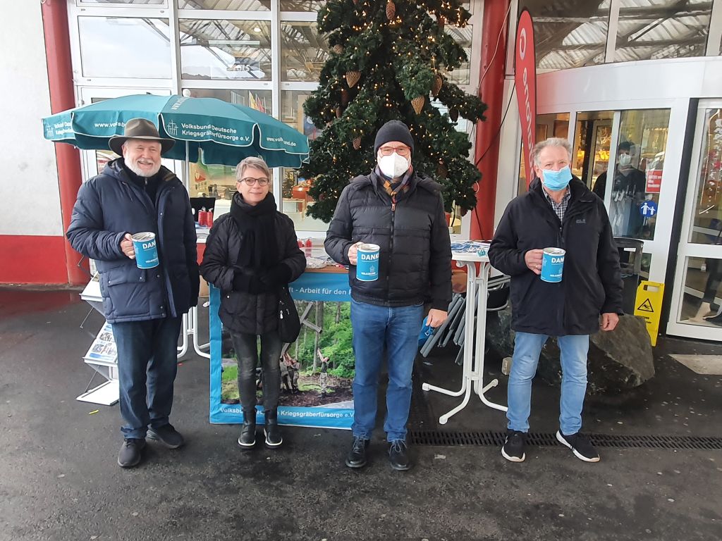 Vorstandsmitglieder der CDU Unkel sammeln Spenden mit Untersttzung der Geschftsfhrerin des Bezirksverbandes Koblenz des Volksbundes Deutsche Kriegsgrberfrsorge, Bettina Hrter. Foto: privat