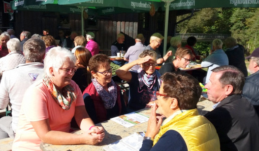 Alle freien Sitzpltze im Caf am Wilhelmsteg waren waren bei der VdK-Wanderung schnell besetzt. (Foto: Verein)