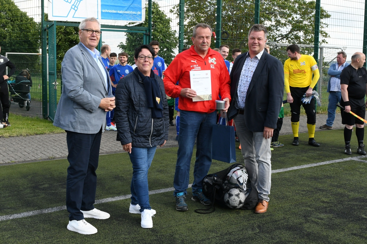 Zur Vereinsehrung des Ehrenamtspreistrgers Rainer Zeiler (2. von rechts)
waren (von links) Dieter Kerschsieper, Susanne Bayer und Marco Schtz nach Malberg gekommen. (Foto: Jogi) 