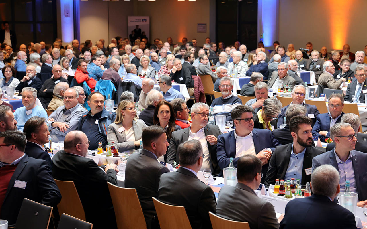 Die VR Bank Rhein-Mosel durfte rund 370 Vertreter, Gste und Mitarbeitende im Heimathaus Neuwied begren. (Foto: Jrg Niebergall)
