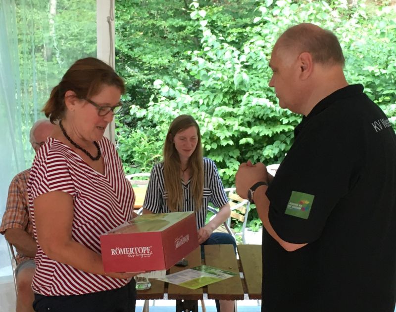 Die Verdienste der aus dem Amt geschiedenen bisherigen Kreisvorsitzenden Ina von Dreusche wurde in einer Laudatio durch den Fraktionsvorsitzenden im Kreistag, Christian Schimmel, gewrdigt. Kreisvorsitzender Torsten Klein berreichte ihr ein Prsent. Fotos: privat