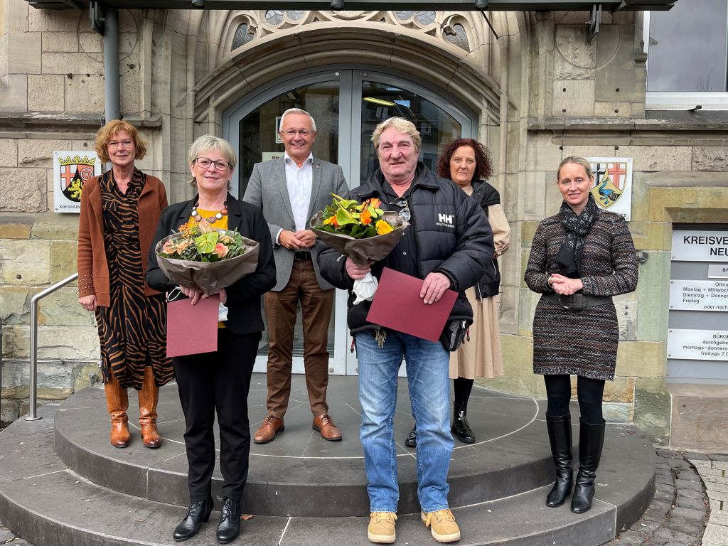 Monika Fischer und Siegfried Schwed treten zum Jahresende in den Ruhestand. Sie wurden verabschiedet (hinten von links) von Referatsleiterin Mechthild Laupichler, Landrat Achim Hallerbach, Personalratsvorsitzenden Birgit Eisenhuth und Broleiterin Diana Wonka. Foto: Kreisverwaltung Neuwied