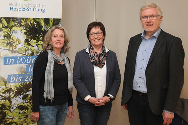 Jutta Ahring und Brbel Uhlmann zusammen mit Christoph Drolshagen, dem Vorsitzenden des Vorstandes der Waldbreitbacher Hospiz-Stiftung. Foto: Heribert Frieling