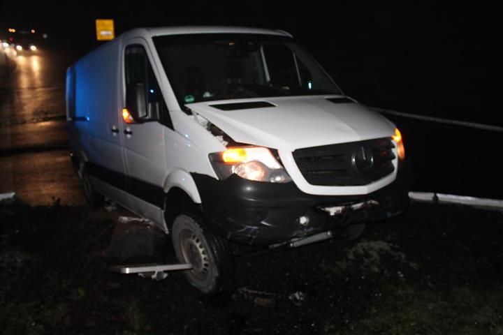 LKW auf der Mittelinsel des Kreisverkehrs. Foto: Polizei