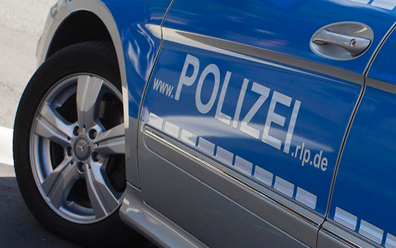Altenkirchen: Unbekannter verletzt zwei junge Mnner und flchtet