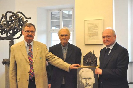 Josef Zolk von der Deutschen Friedrich-Wilhelm-Raiffeisen-Gesellschaft, Bildhauer Arnold Morkramer und Landrat Michael Lieber (von links) bei der Vernissage im Kreishaus. (Foto: kk)