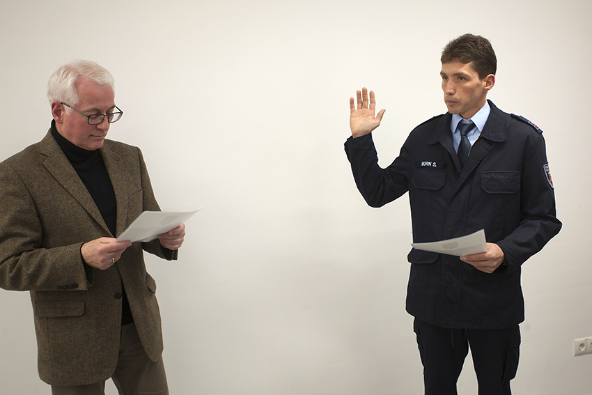 Sven Born wird als Wehrfhrer des Lschzuges Puderbach von Brgermeister Volker Mendel (links) vereidigt. Fotos: Feuerwehr VG Puderbach