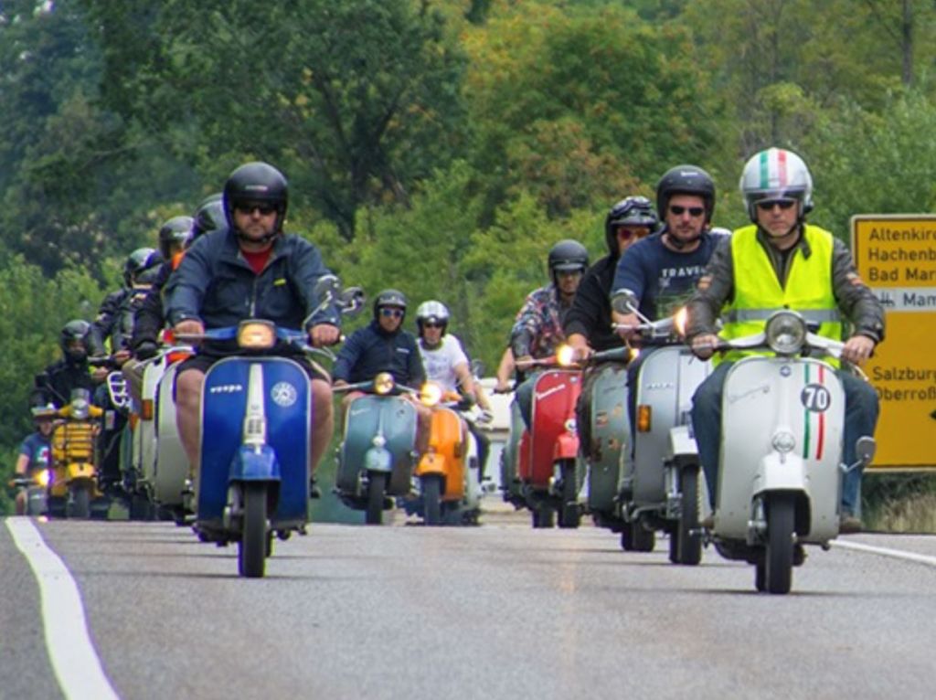 Alte Vespa Schaltroller zu Besuch in Hachenburg 