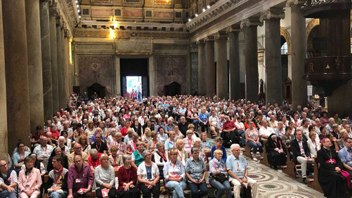 Rund 1.500 Pilger aus dem Bistum Limburg kamen am Vorabend der Heiligsprechung von Katharina Kasper in der Basilika Santa Maria in Trastevere zusammen. (Foto: Bistum Limburg)