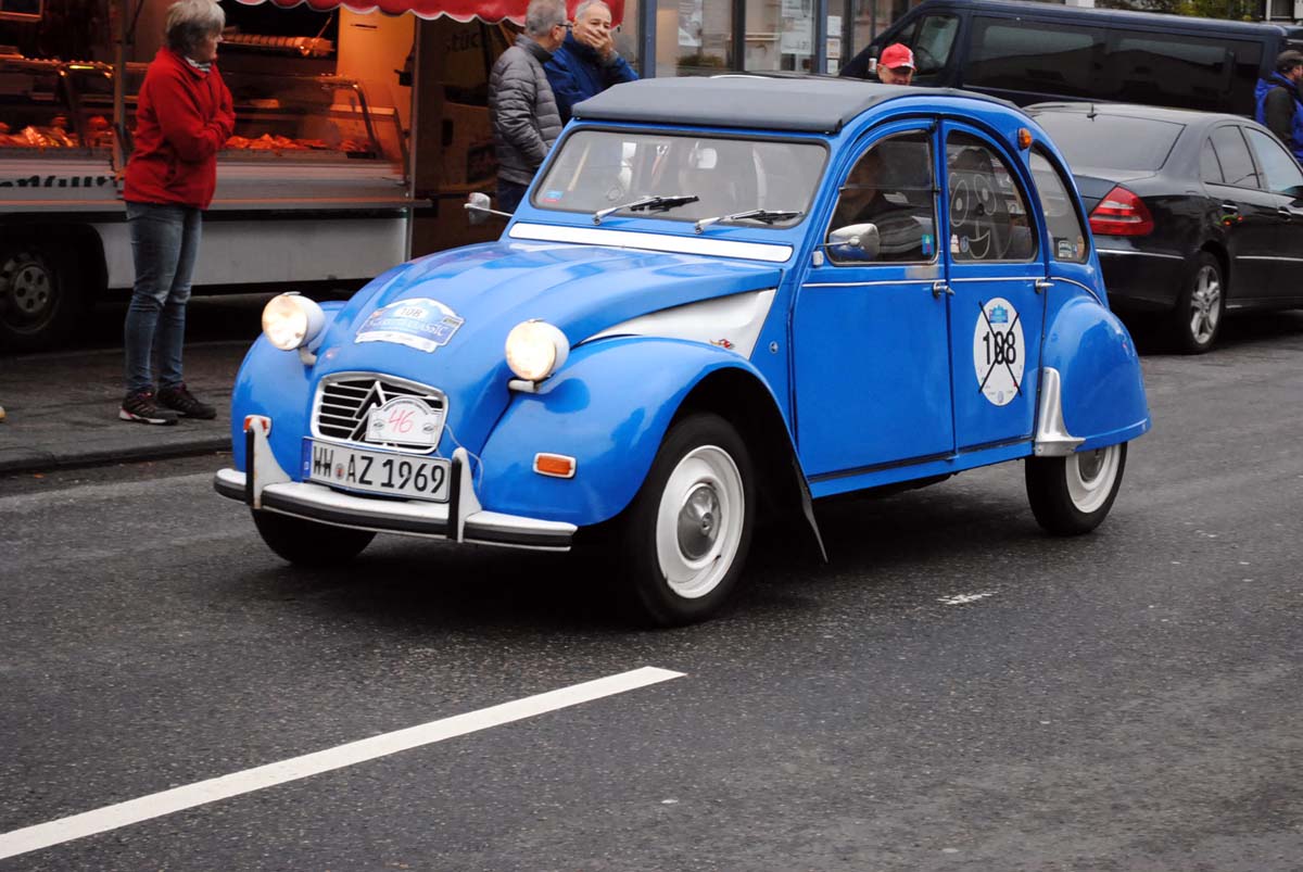 Autos aus lngst vergangenen Zeiten - hier ein Citroen 2CV4. Fotos kk/Archiv