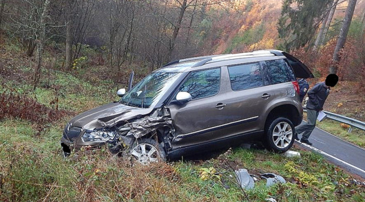 Der Skoda Yeti wurde durch die Wucht des Anstoes in eine abschssige Bschung geschleudert. (Foto: Polizeiwache Wissen)  