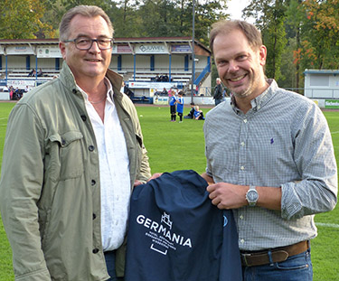 Symbolische bergabe der neuen Anzge an Vfb-Vorsitzenden Thomas Nauroth (links) durch den Geschftsfhrer Christoph Fischer. Foto: Verein 