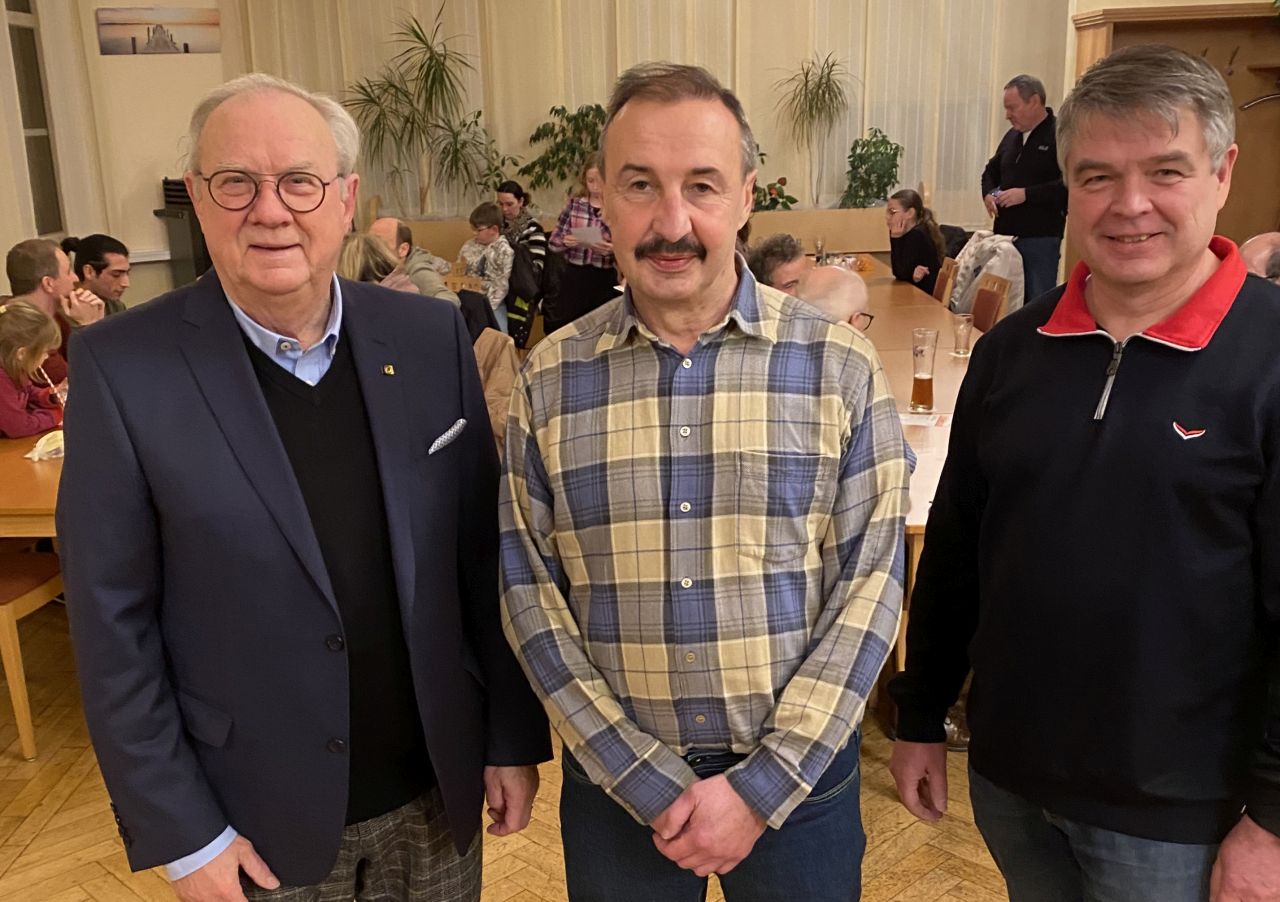 Sie freuten sich ber 40 erreichte Sportabzeichen: Klaus-Jrgen Griese, Sportbeauftragter der Verbandsgemeinde, sowie die DOSB-bungsleiter Ralph Bhmer und Gerd Zimmermann. Foto: VFL Kirchen